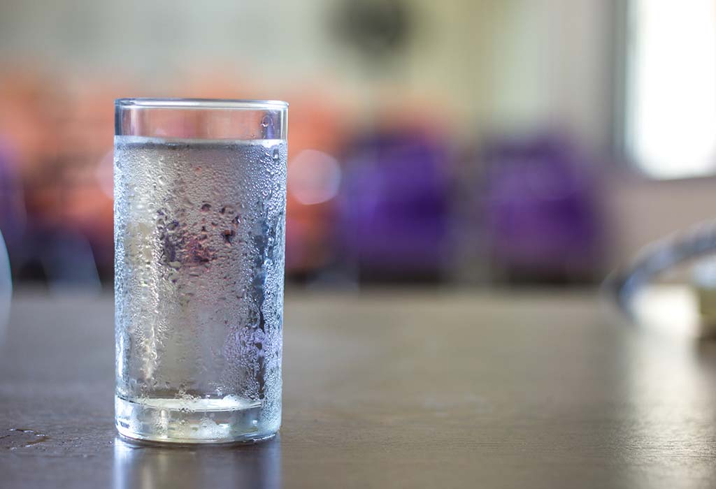 4. Uống một cốc nước lạnh 1