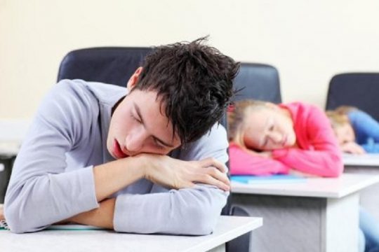 Tại sao ăn xong lại buồn ngủ? Làm gì để chống buồn ngủ sau khi ăn